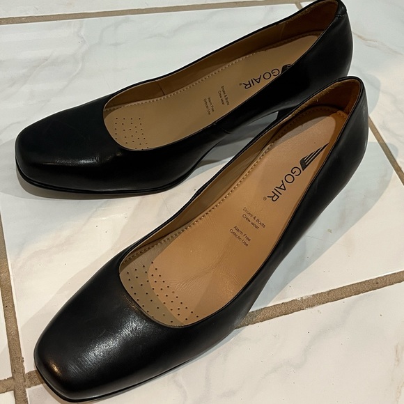 Women’s Black Pumps - Picture 4 of 10
